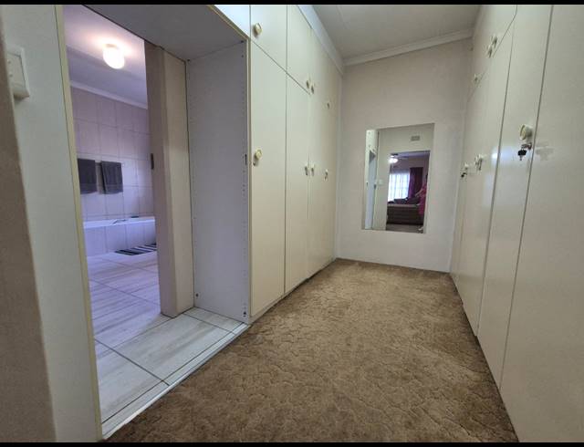 5 BEDROOM HOUSE FOR SALE IN VAN DER MERWES KROON